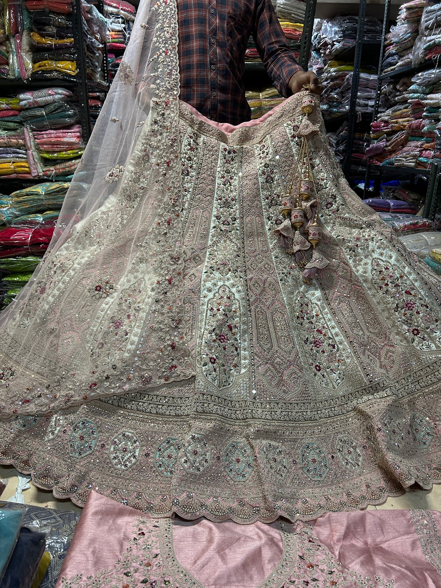 Hermosa lehenga rosa con vuelo intenso