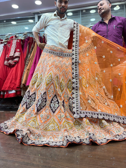 Lehenga nupcial hecha a mano, color mostaza y adornada