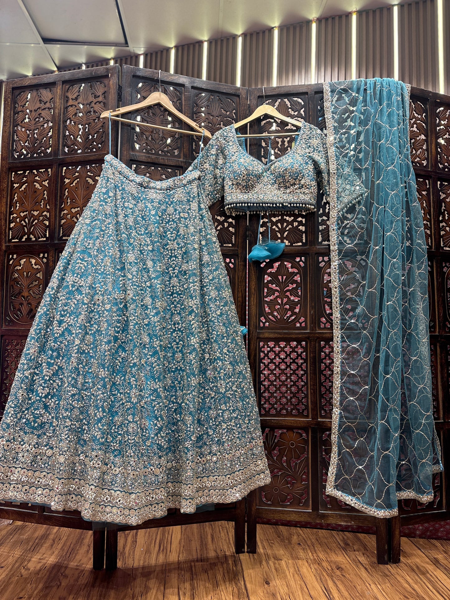 Elegante top corto azul cielo Lehenga