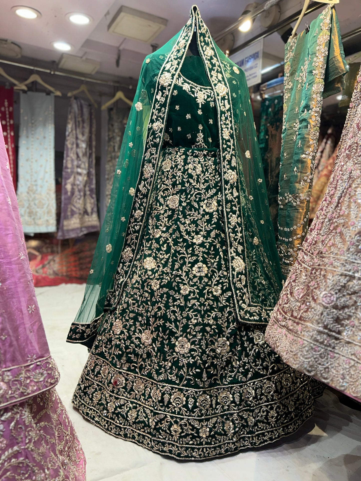 Hermosa lehenga verde botella Zardozi Dabka hecha a mano