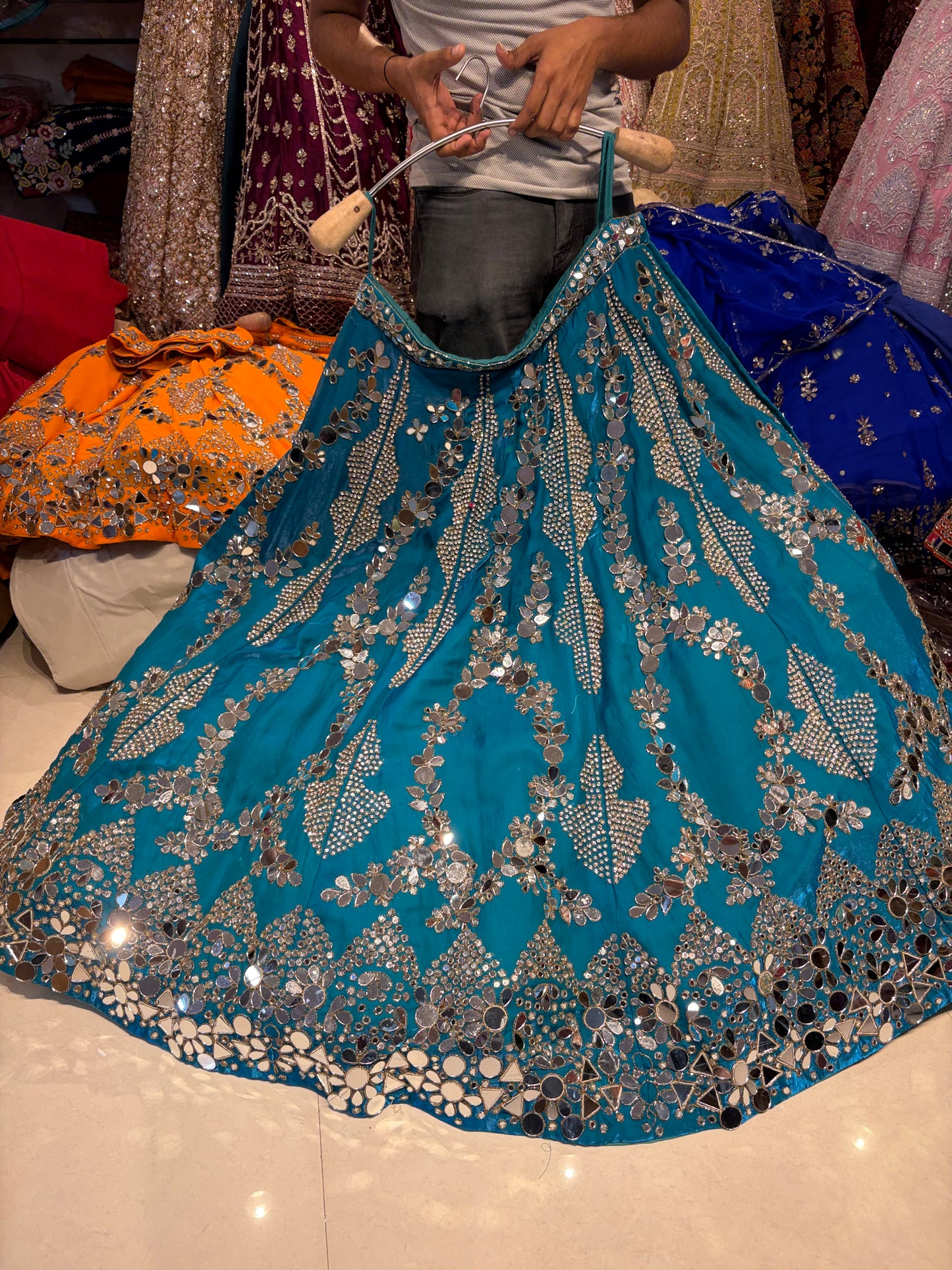 चमकदार मोर टील ब्लू मिरर वर्क लहंगा
