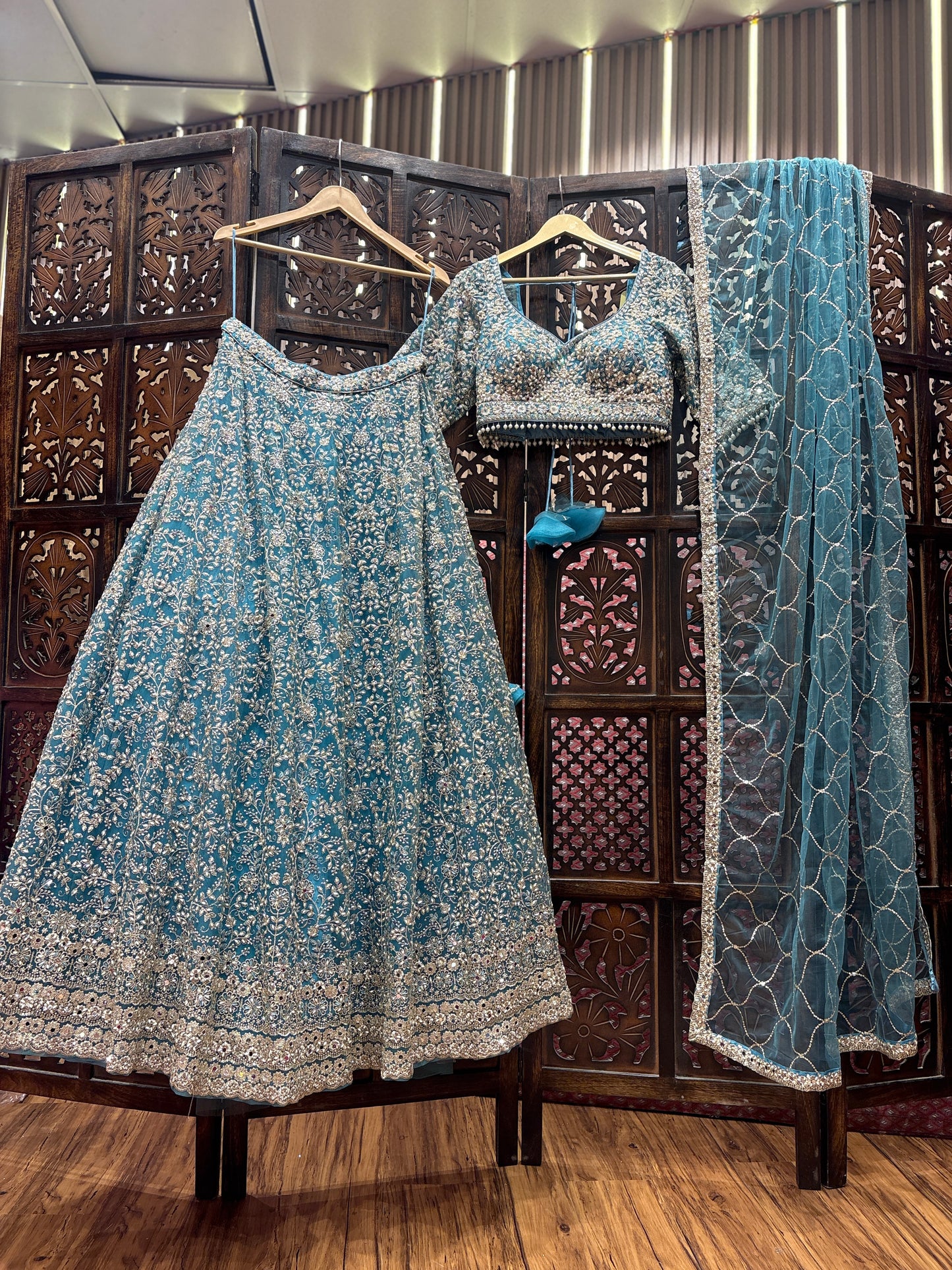 Elegante top corto azul cielo Lehenga