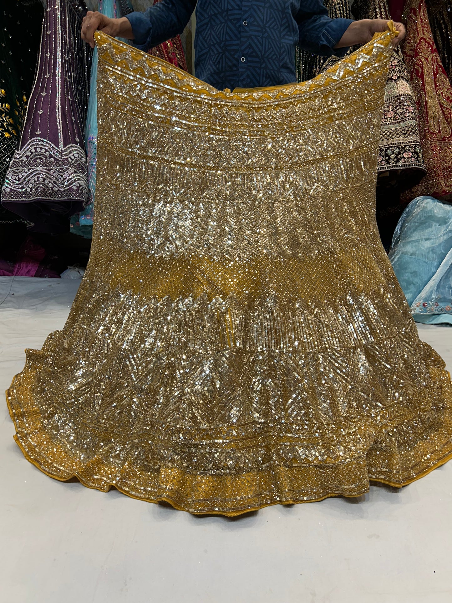 Lehenga dorada con mehendi haldi
