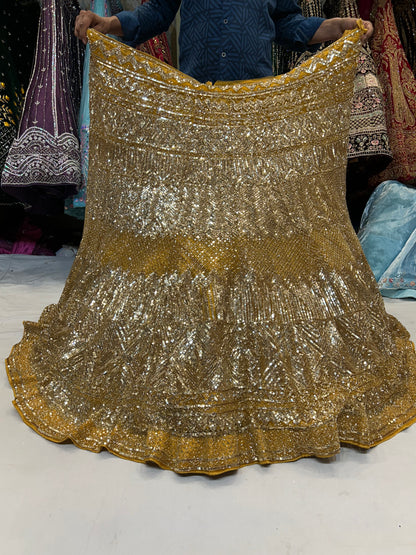 Lehenga dorada con mehendi haldi