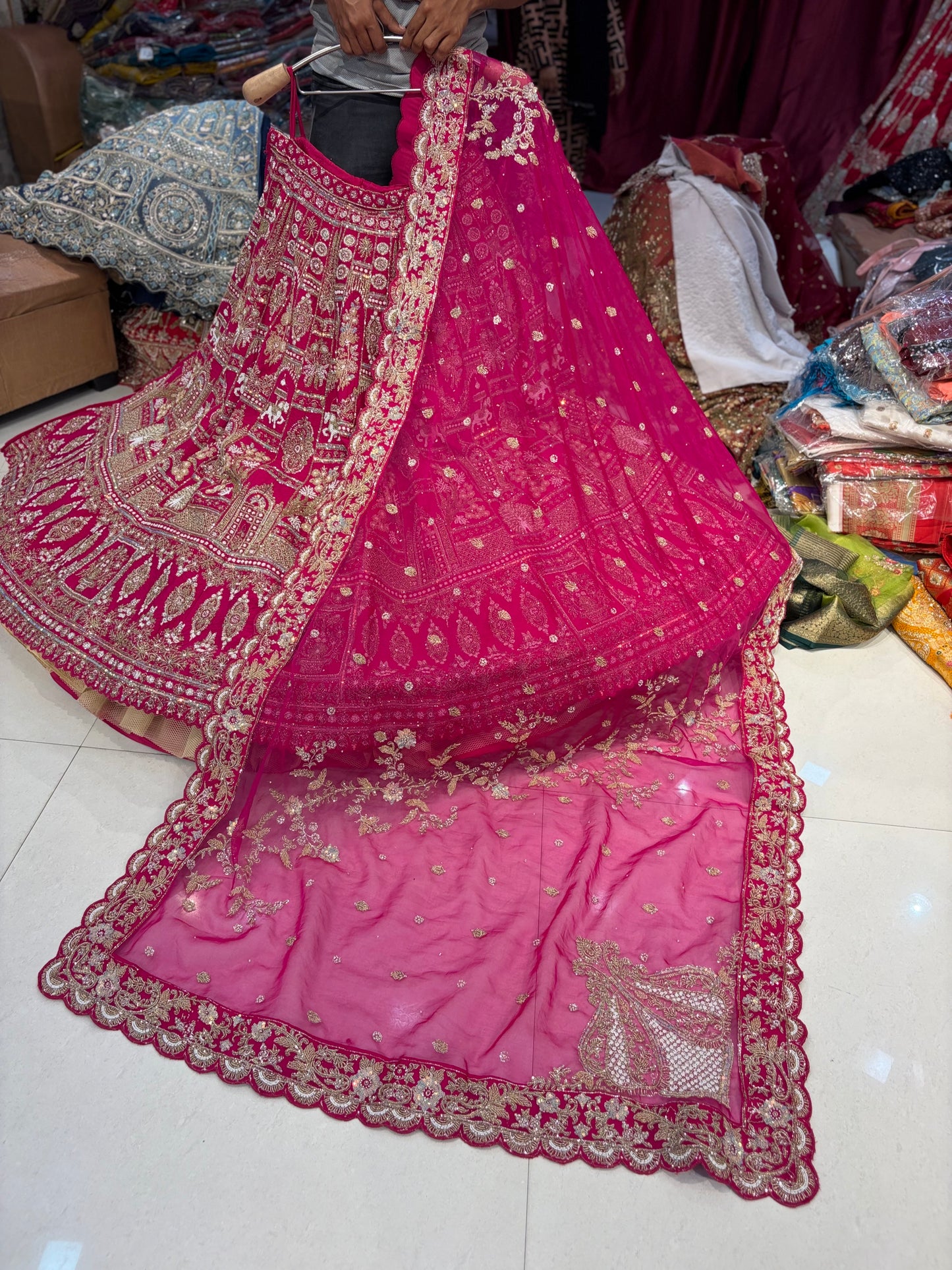 रानी गुलाबी मोर ब्राइडल लहंगा