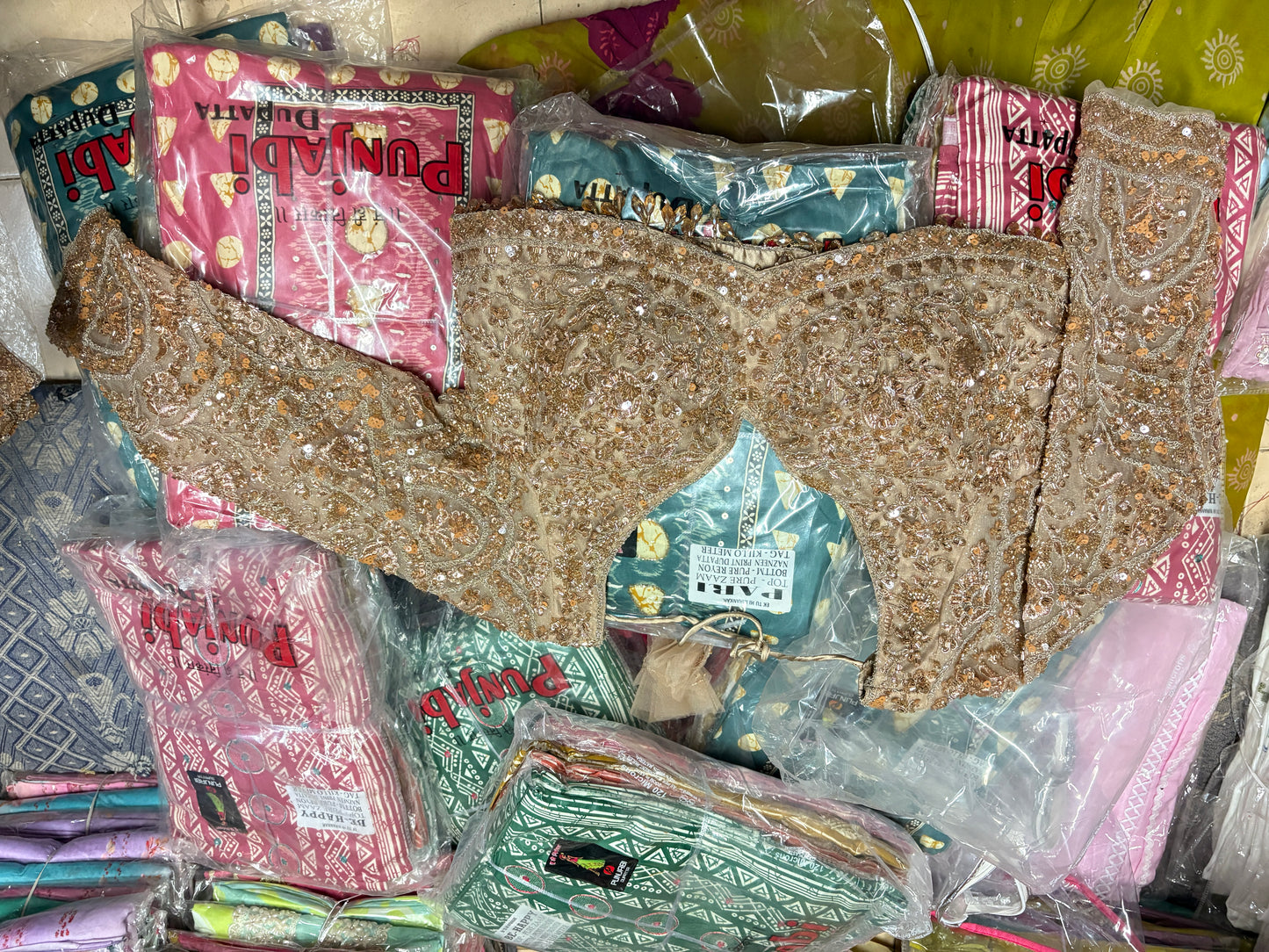 खूबसूरत गोल्डन क्रॉप टॉप लहंगा