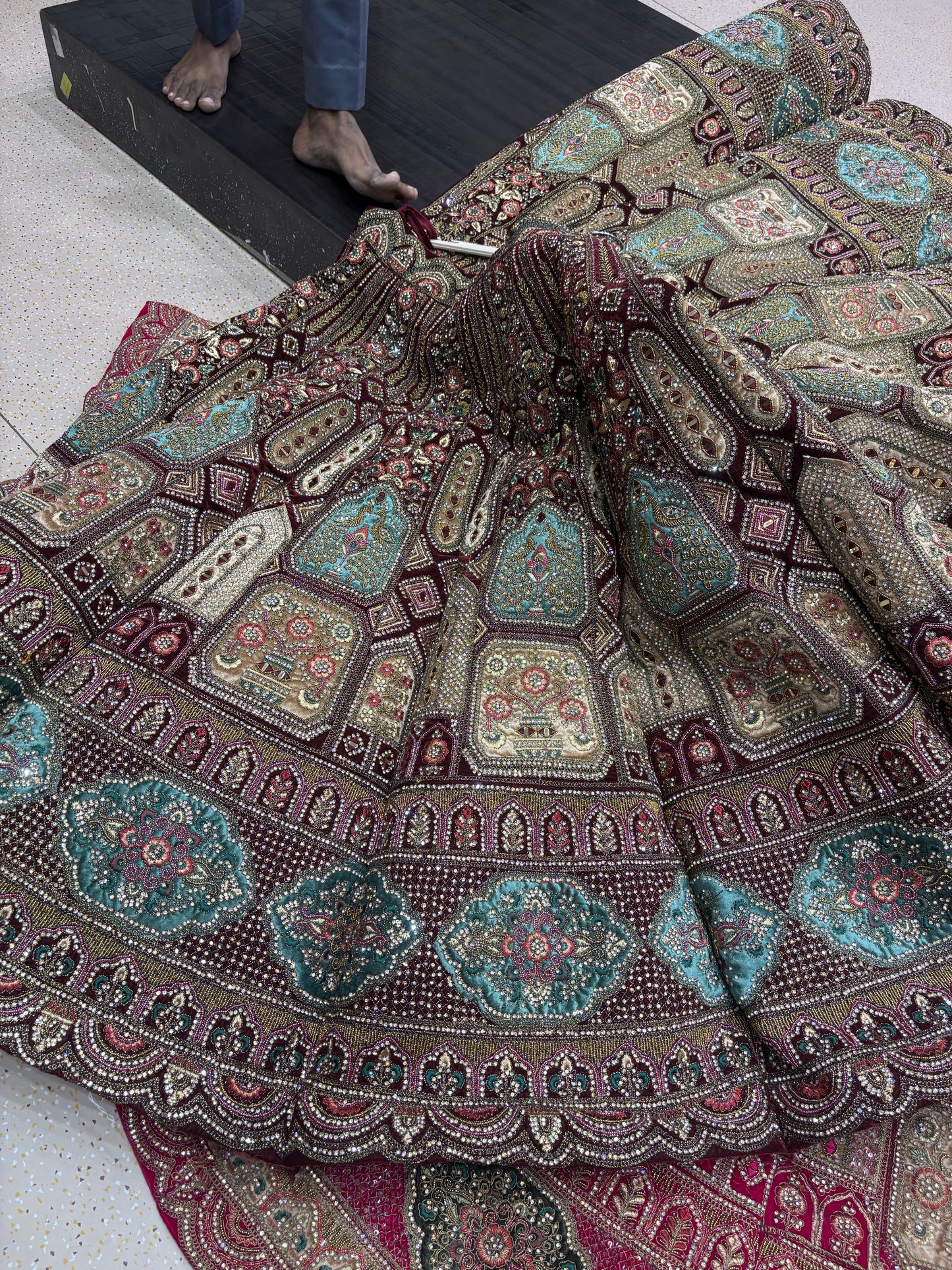 राजसी मैरून दुल्हन लहंगा