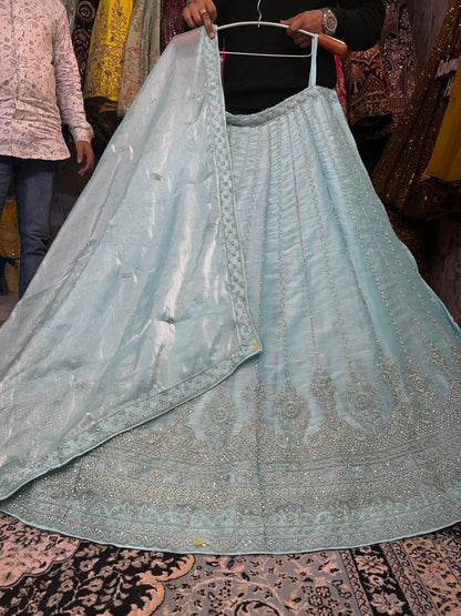 majestuosa lehenga azul