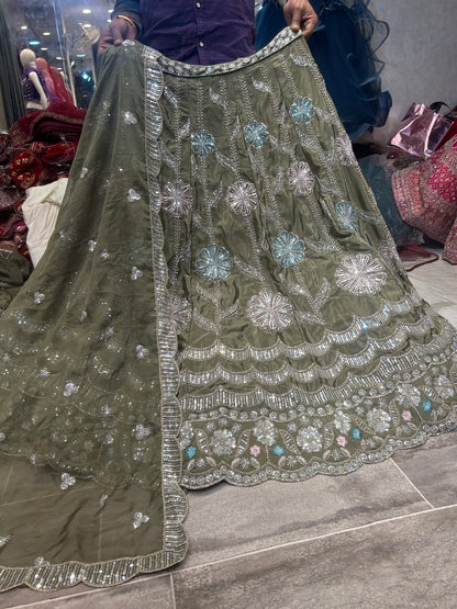 Preciosa lehenga verde hecha a mano