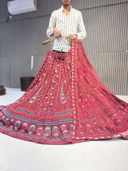 Hermosa lehenga nupcial color pavo real granate