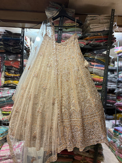 खूबसूरत गोल्डन क्रॉप टॉप लहंगा