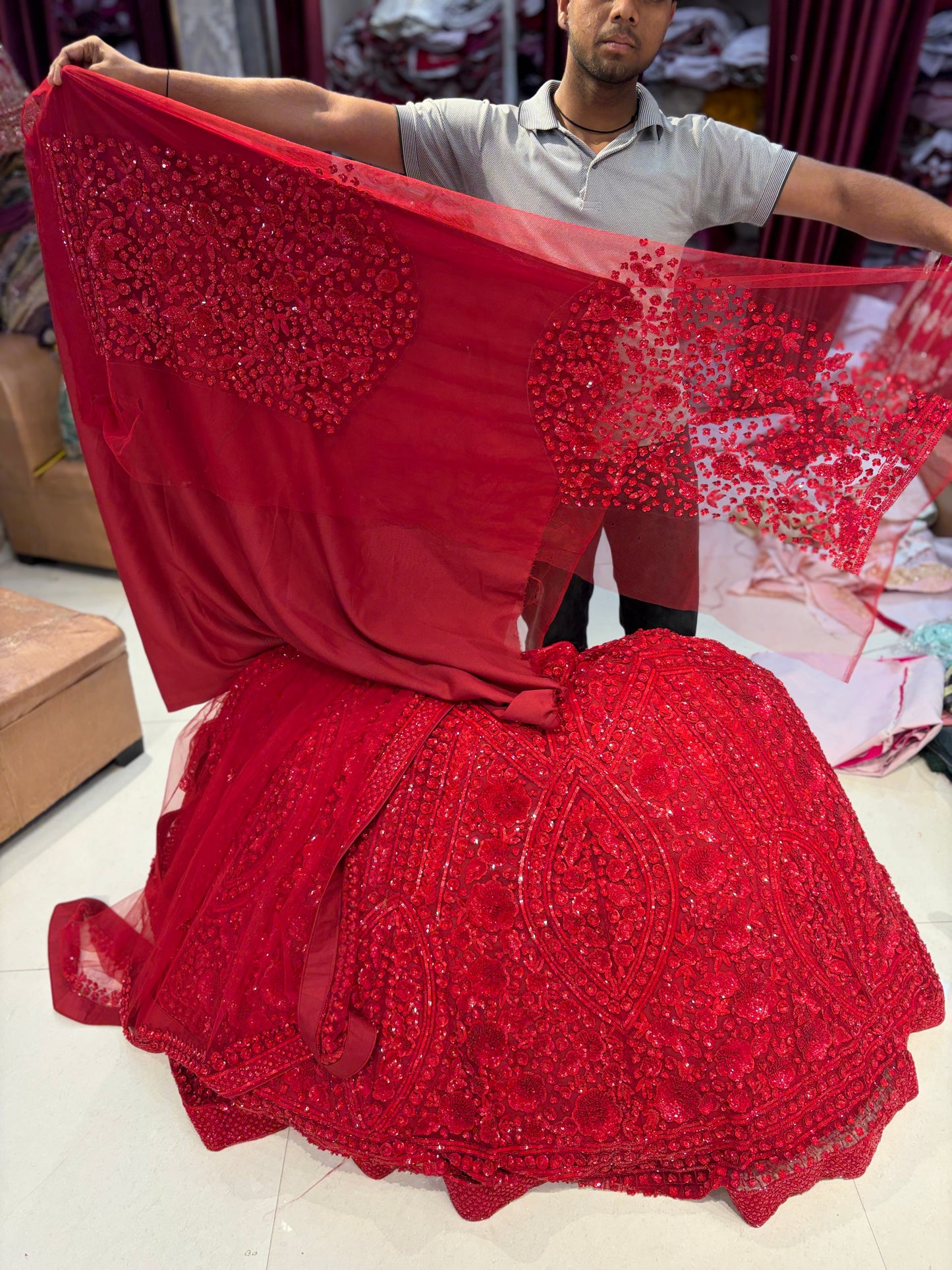 लाल पर लाल भारी मोनोटोन लहंगा