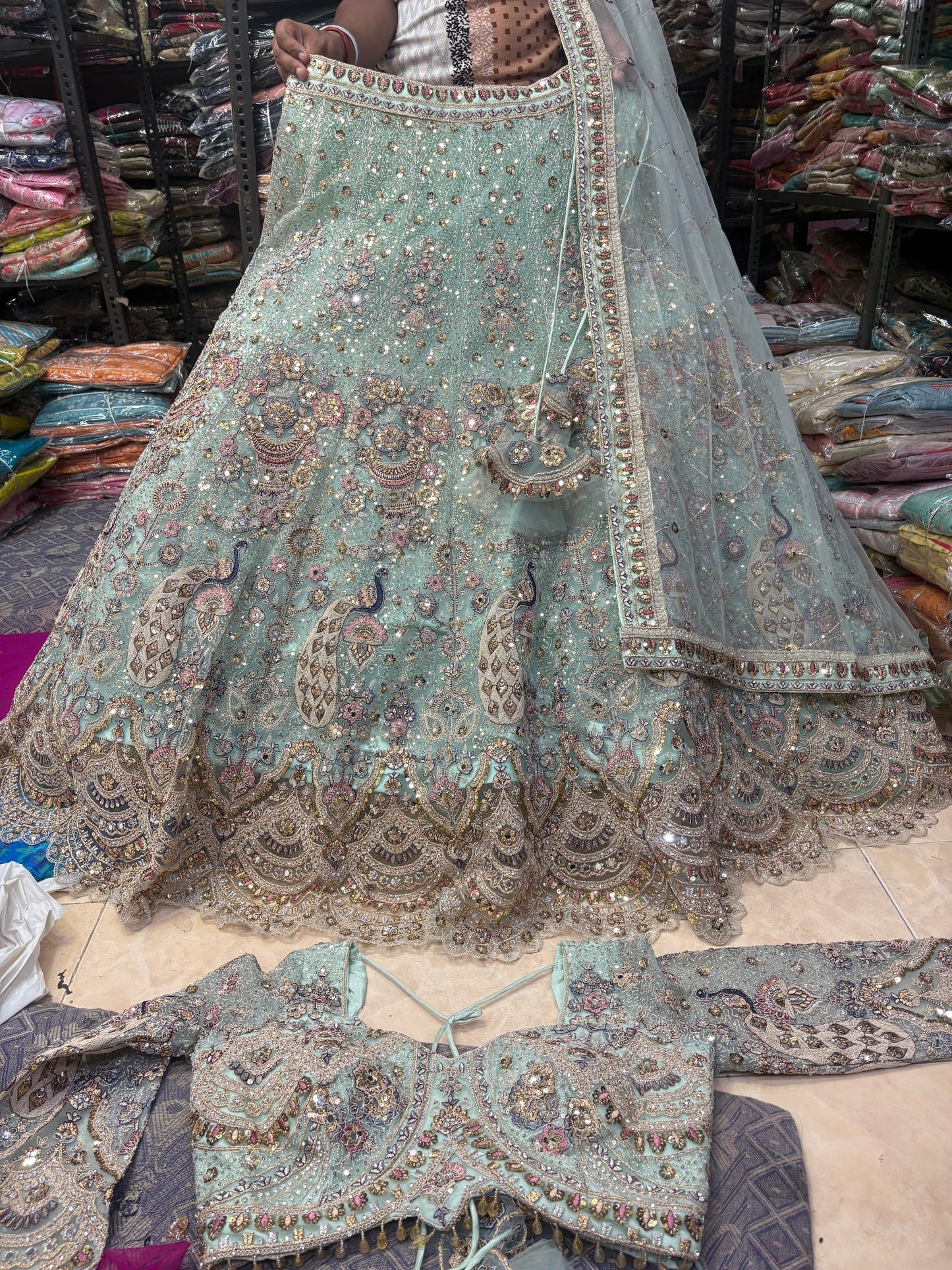 Lehenga con top corto azul pavo real de vuelo amplio.