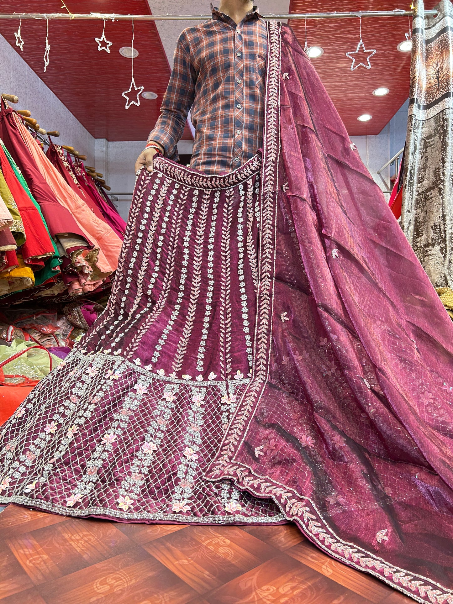 शानदार मैजेंटा लहंगा