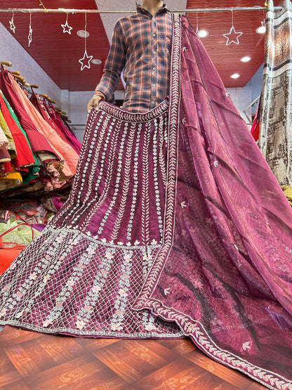 शानदार मैजेंटा लहंगा