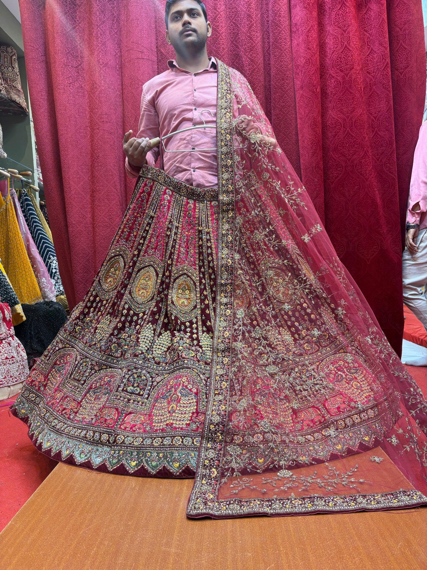 Espectacular lehenga nupcial color pavo real granate