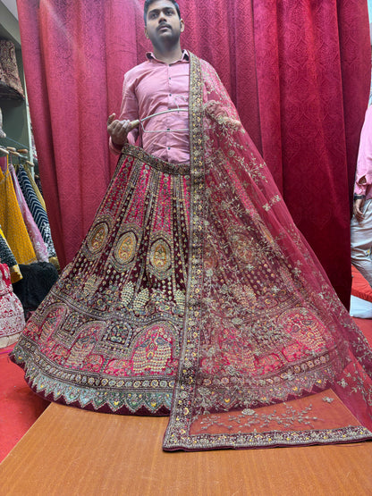 Espectacular lehenga nupcial color pavo real granate