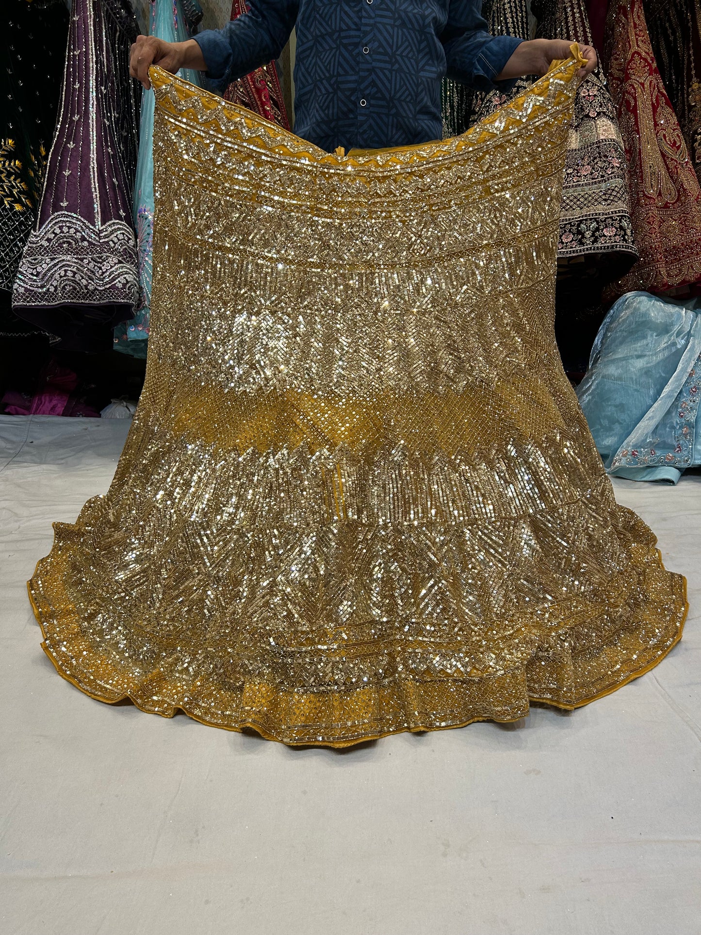 Lehenga dorada con mehendi haldi