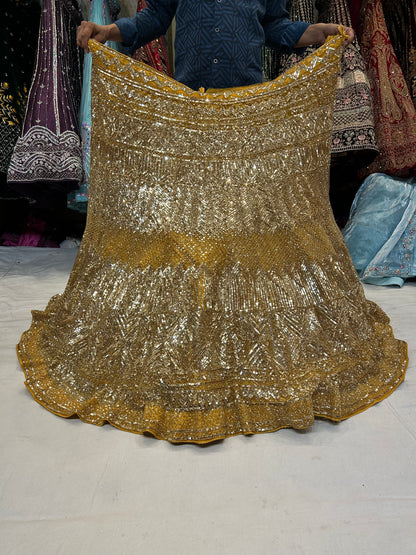 Lehenga dorada con mehendi haldi