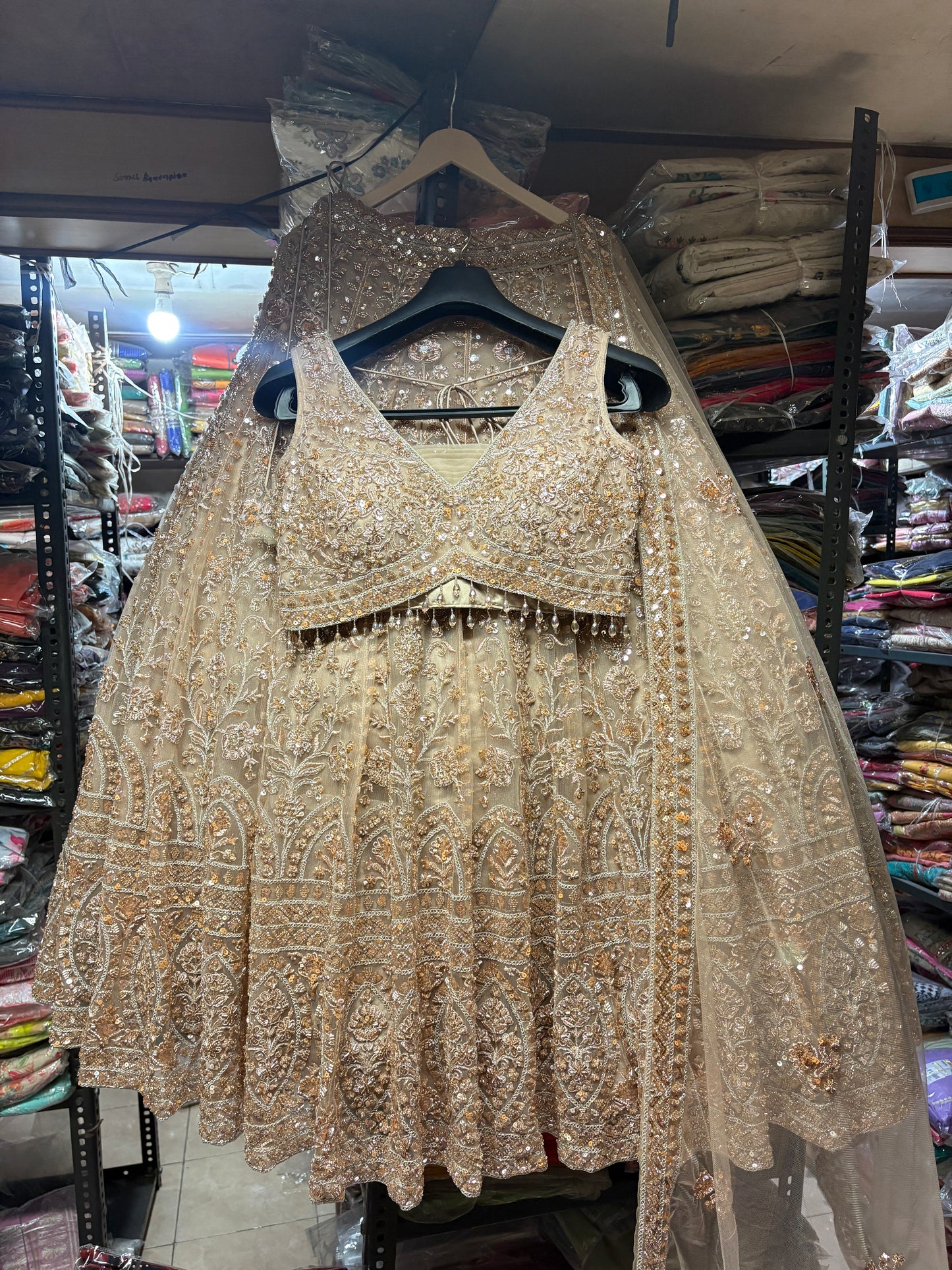 Majestuosa lehenga nupcial beige dorada