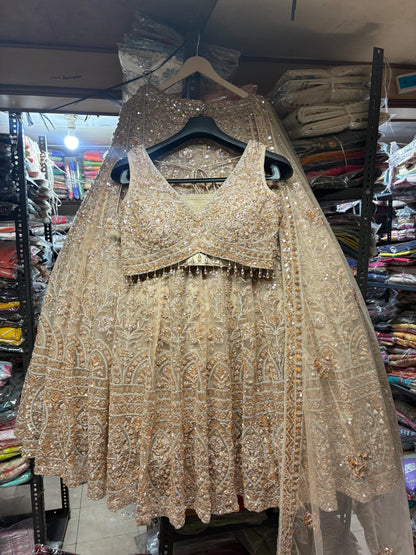 Majestuosa lehenga nupcial beige dorada