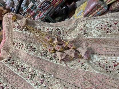 Hermosa lehenga rosa con vuelo intenso