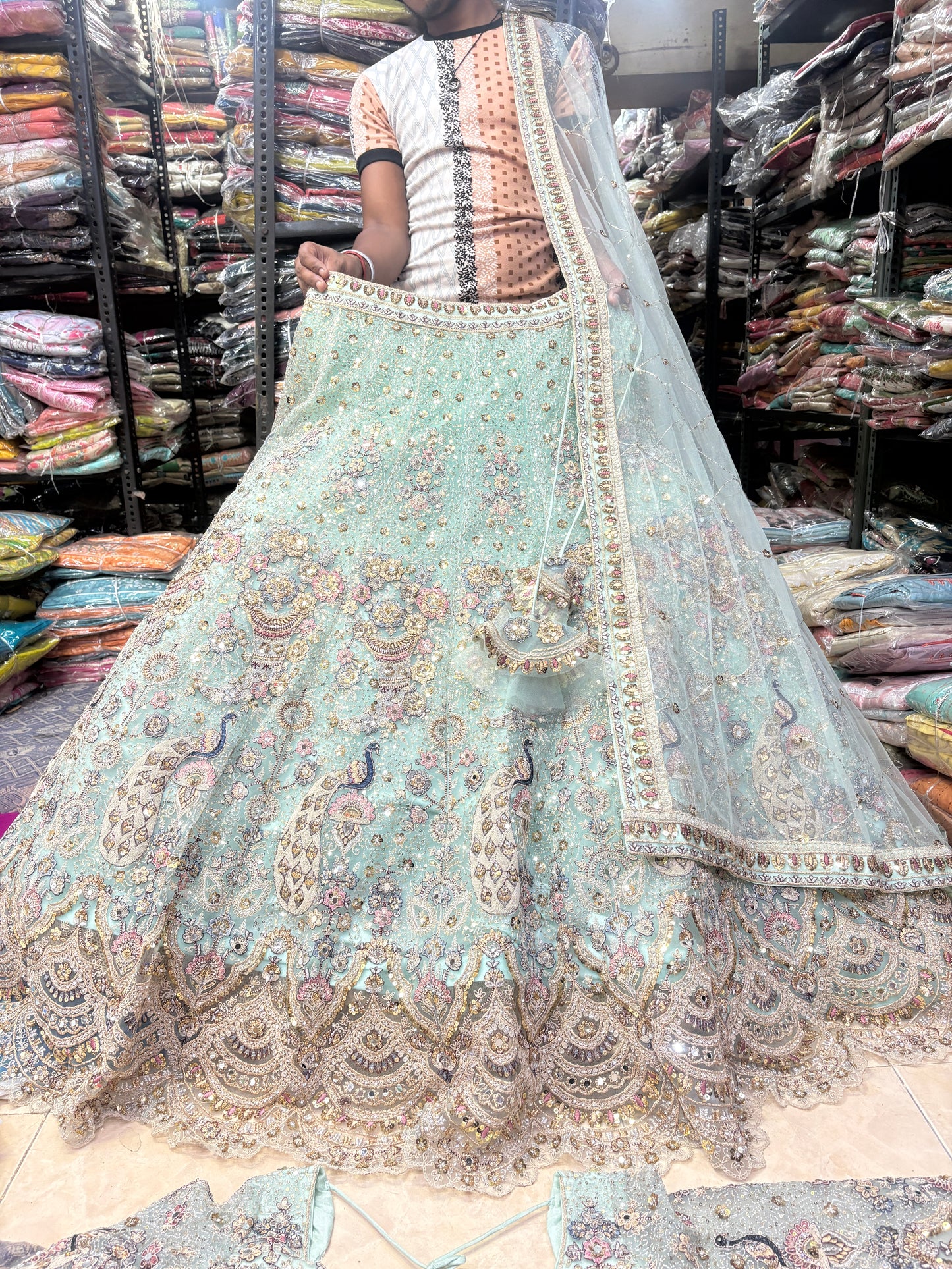 Lehenga con top corto azul pavo real de vuelo amplio.