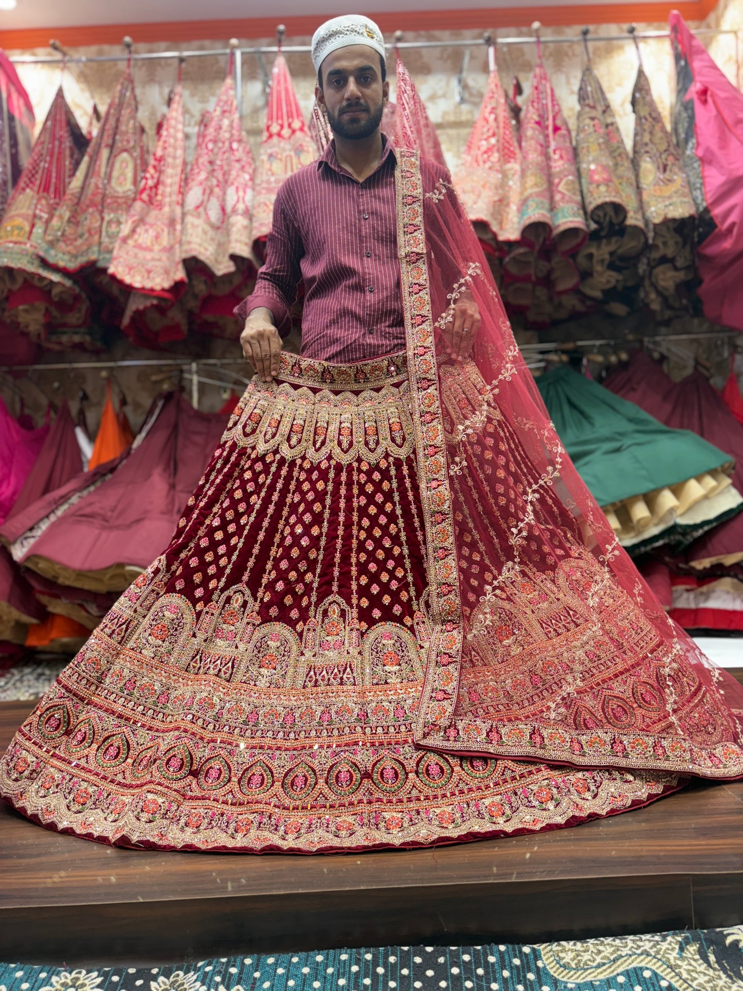 Lehenga nupcial de diseñador en color granate