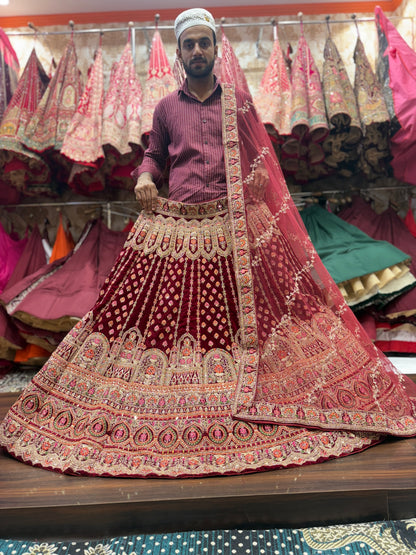Lehenga nupcial de diseñador en color granate