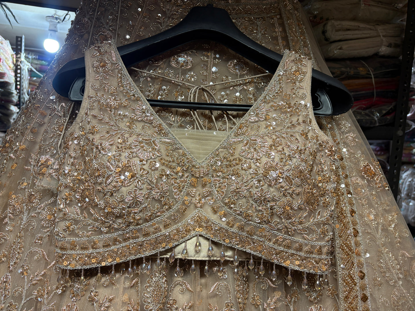Majestuosa lehenga nupcial beige dorada