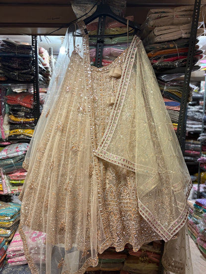 खूबसूरत गोल्डन क्रॉप टॉप लहंगा