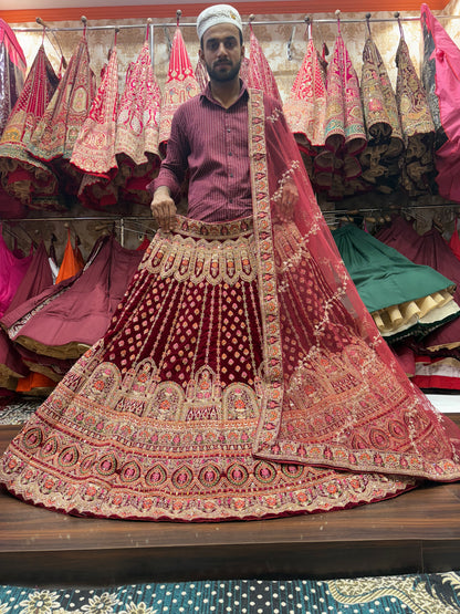 Lehenga nupcial de diseñador en color granate