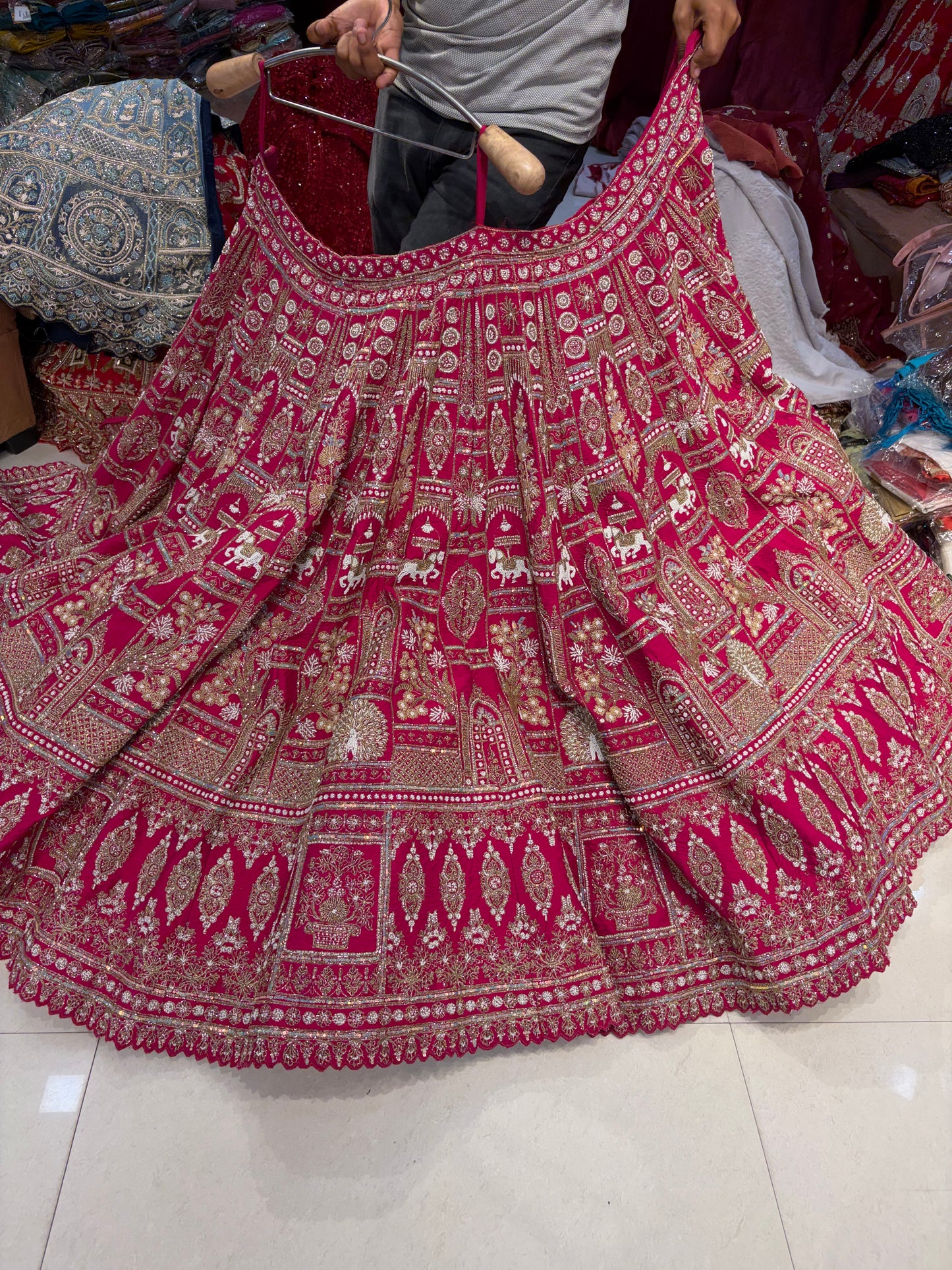 रानी गुलाबी मोर ब्राइडल लहंगा