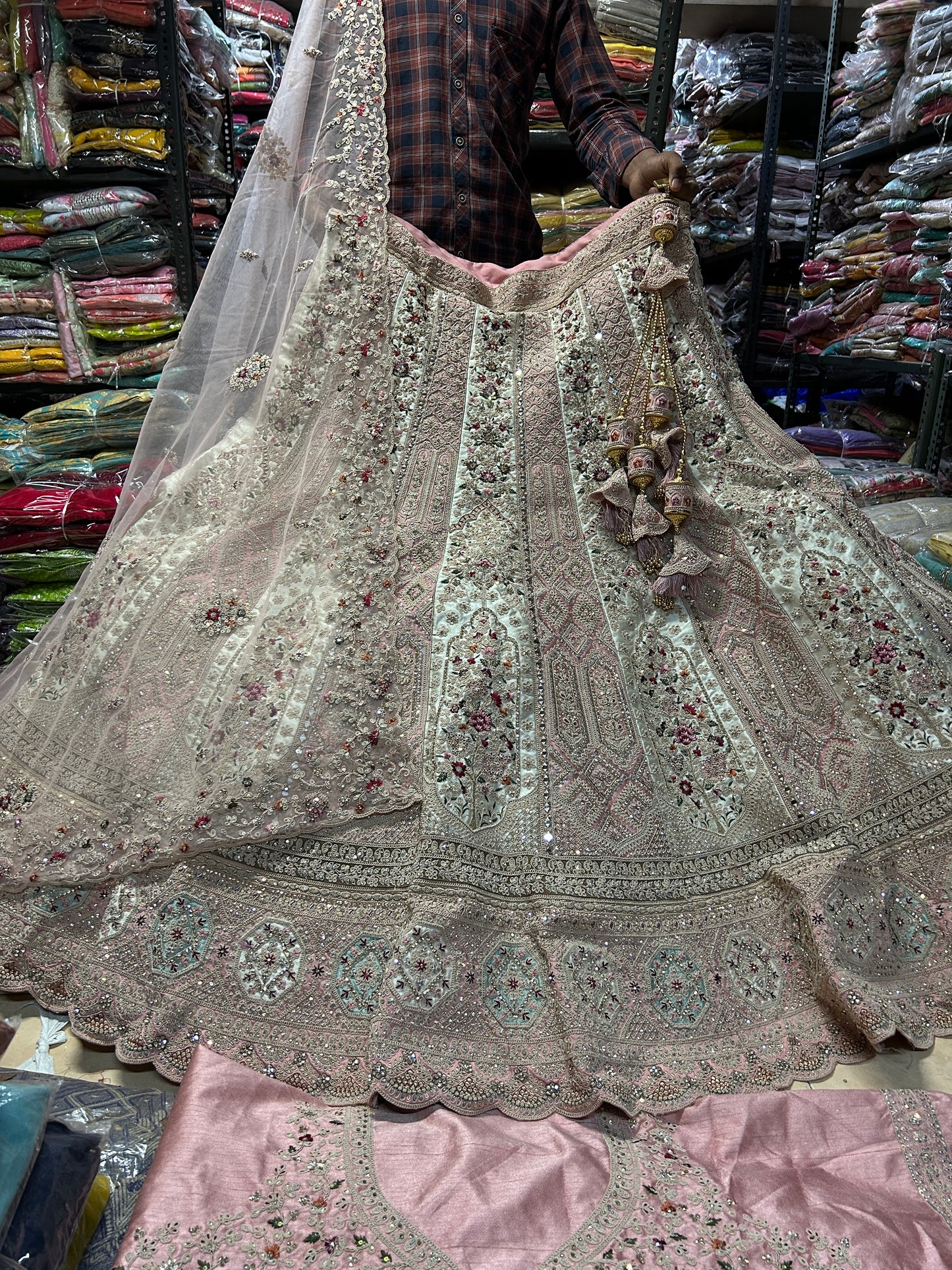 Hermosa lehenga rosa con vuelo intenso