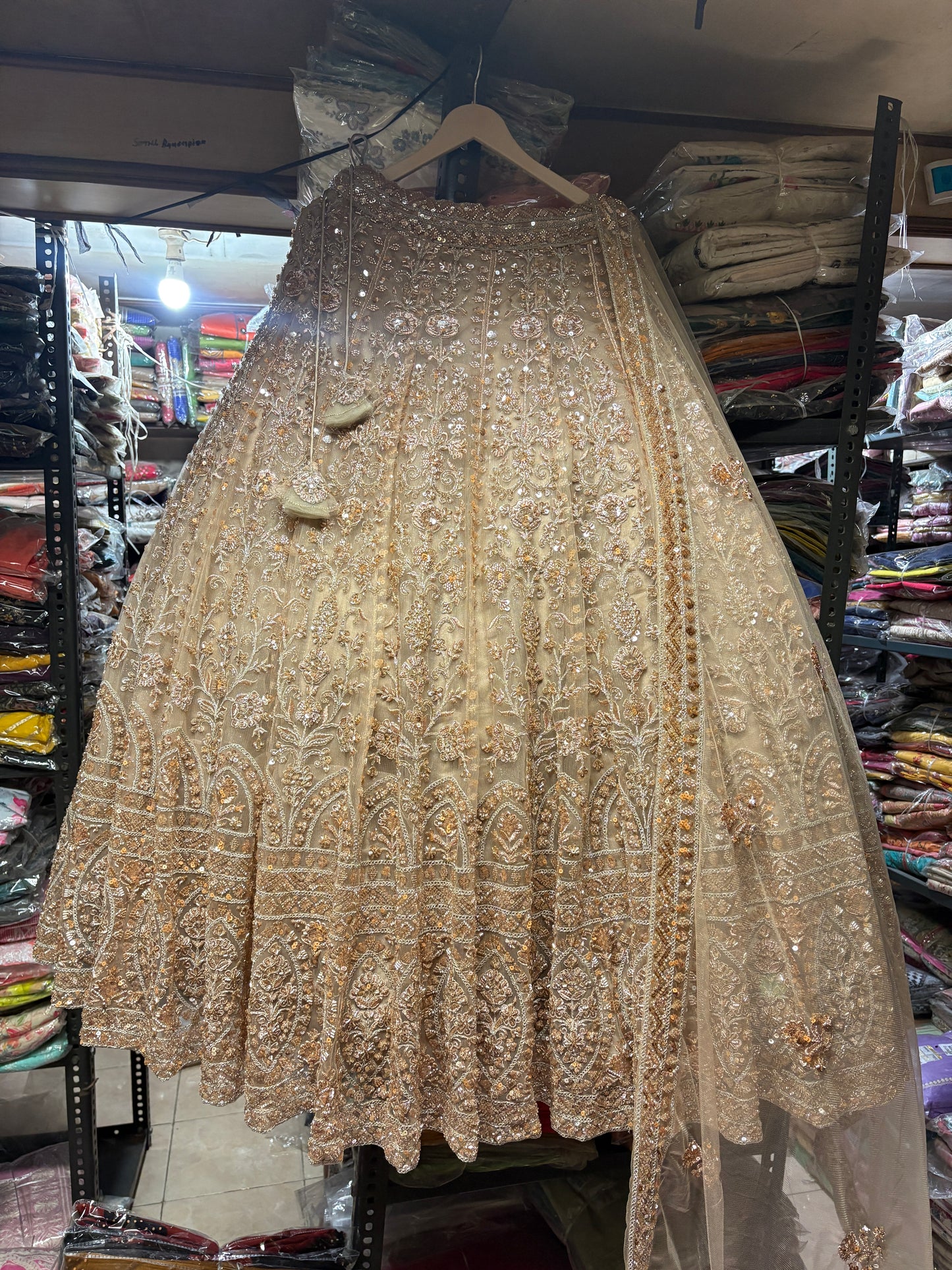 Majestuosa lehenga nupcial beige dorada
