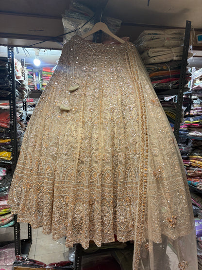 Majestuosa lehenga nupcial beige dorada