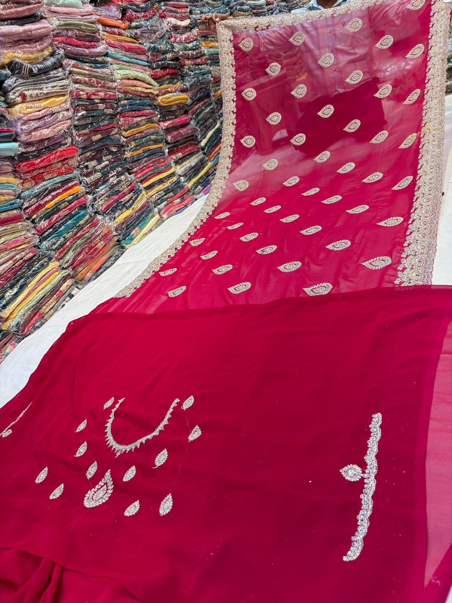 मनभावन लाल साड़ी