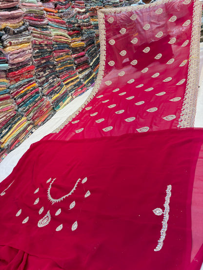 मनभावन लाल साड़ी