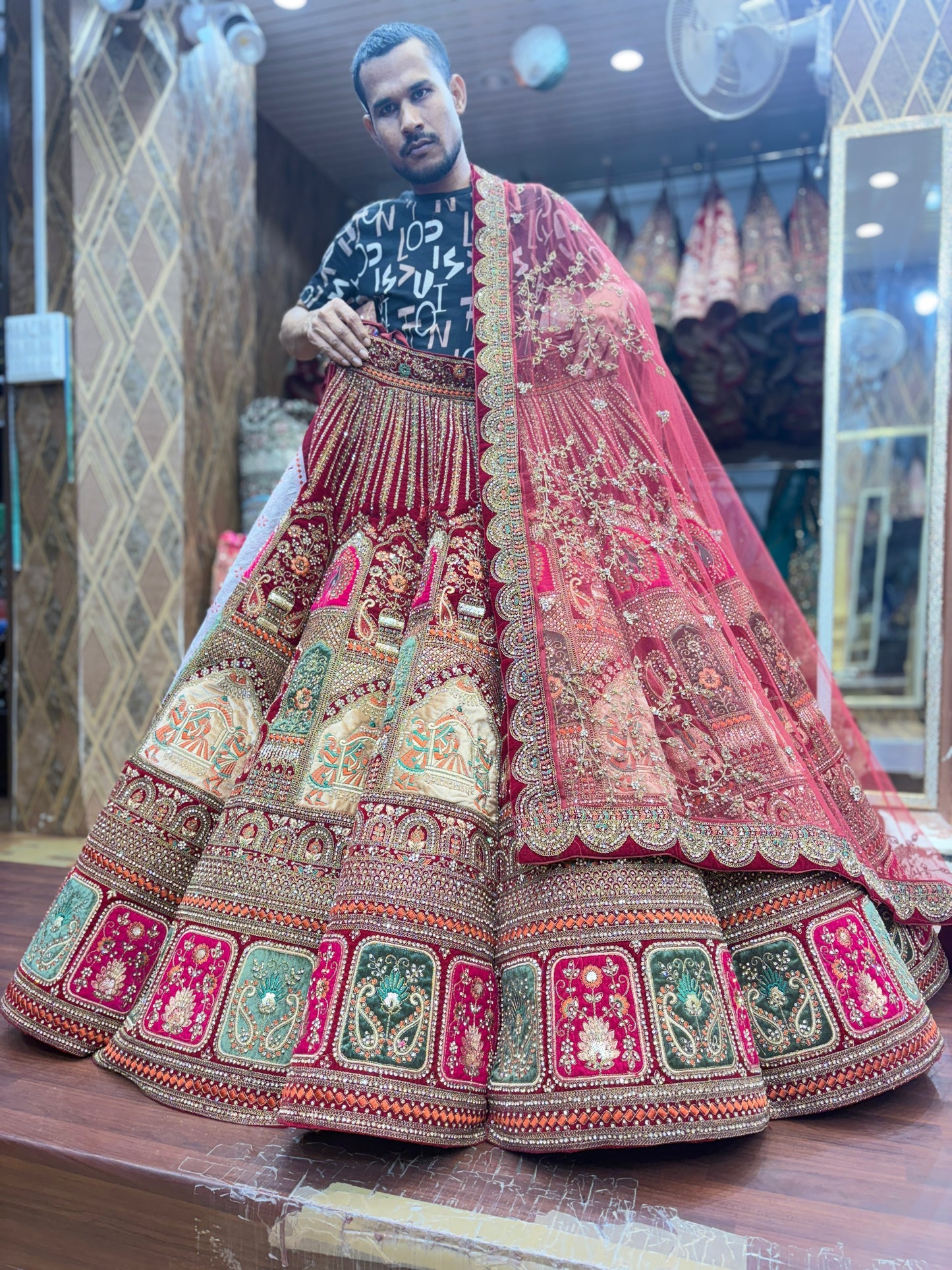 Increíble lehenga nupcial de baile color granate