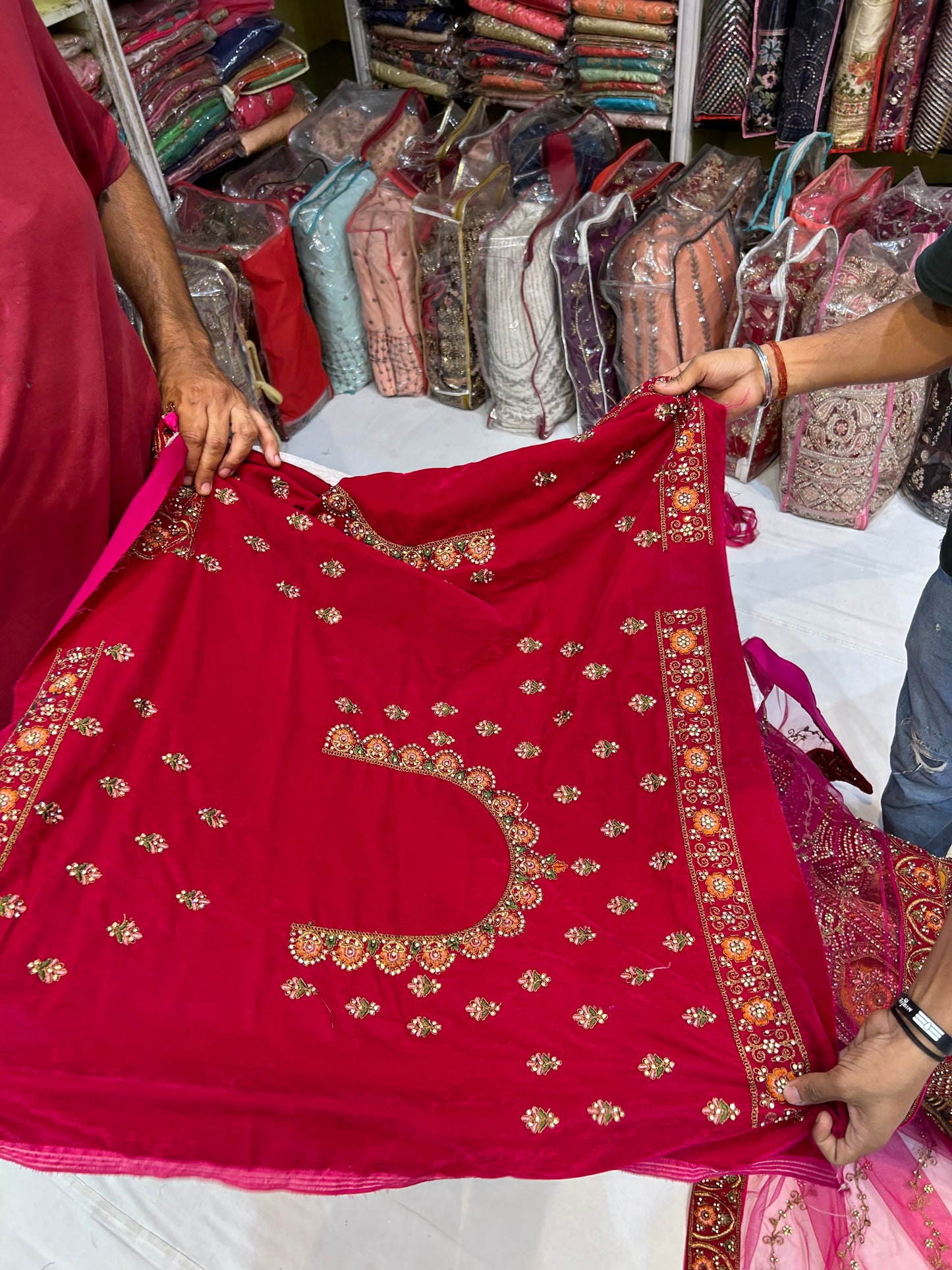 Lehenga nupcial de diseñador en color granate cereza