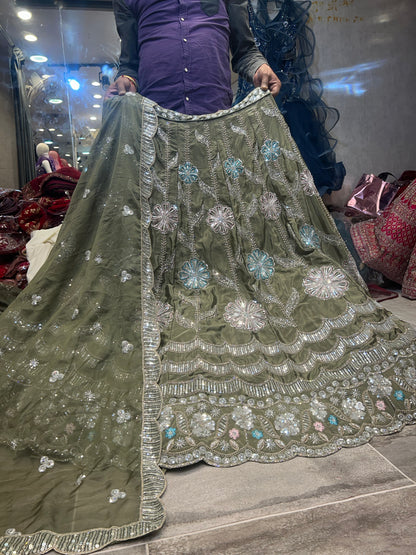 Preciosa lehenga verde hecha a mano