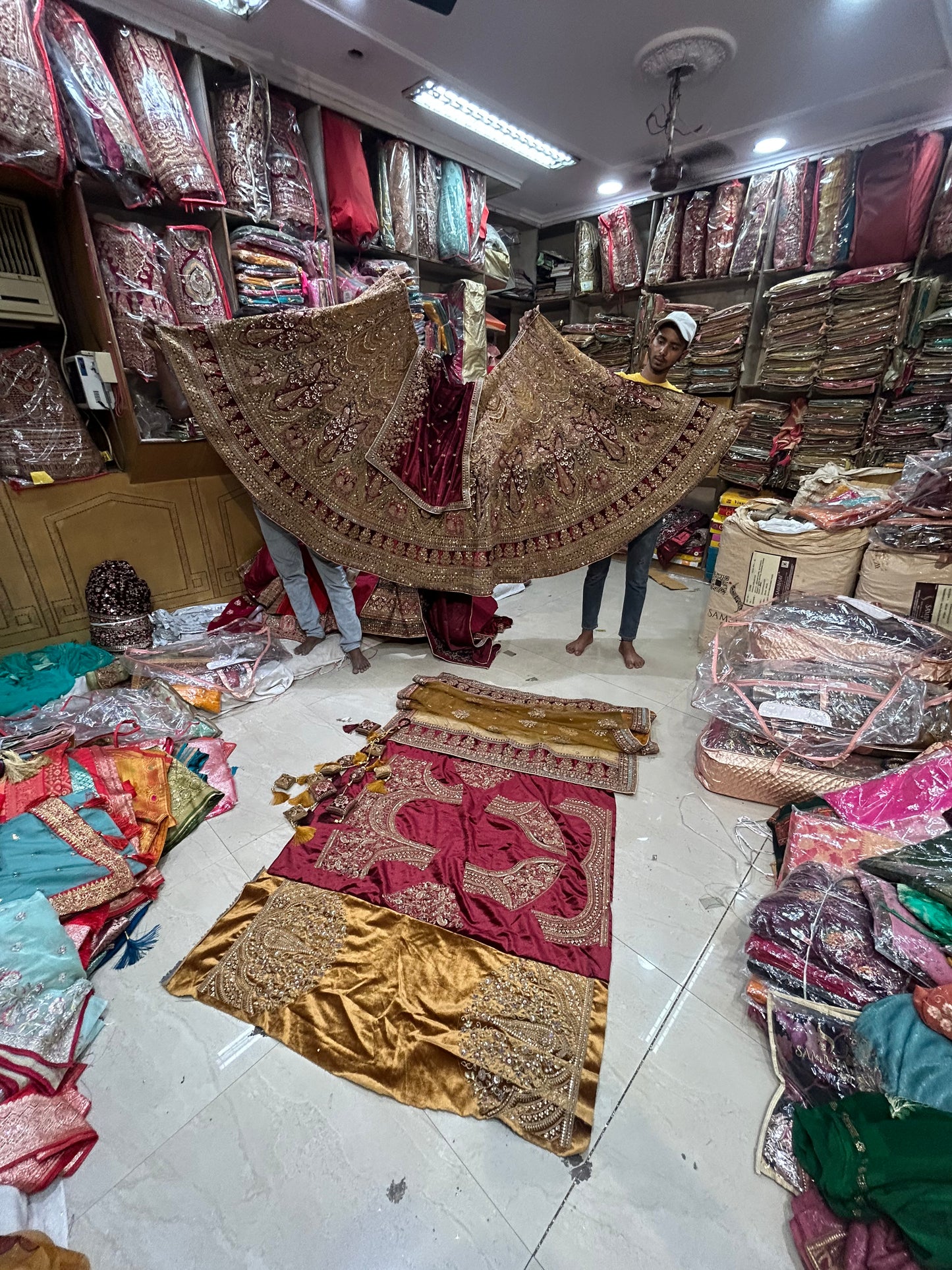 ماجستير أصفر مارون رويال ضخمة