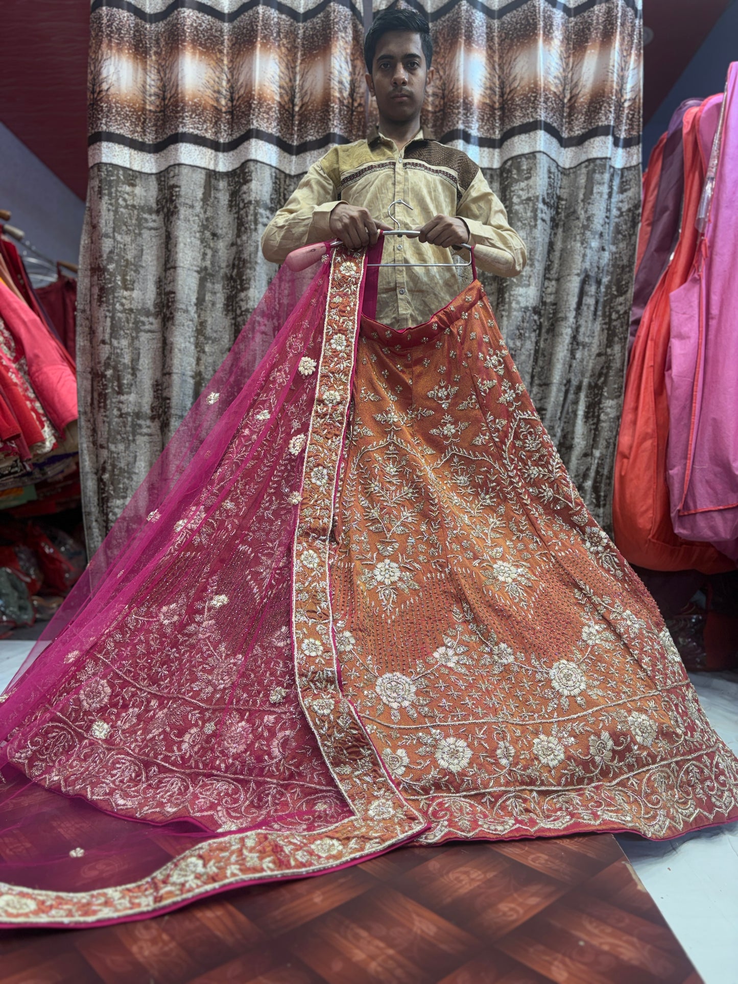 Deliciosa lehenga nupcial en color naranja melocotón