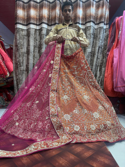 Deliciosa lehenga nupcial en color naranja melocotón