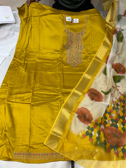 शानदार पीले रंग का बिना सिला हुआ लेडीज़ सूट