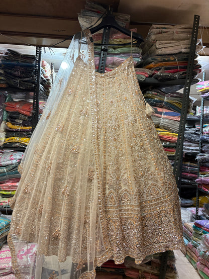 खूबसूरत गोल्डन क्रॉप टॉप लहंगा