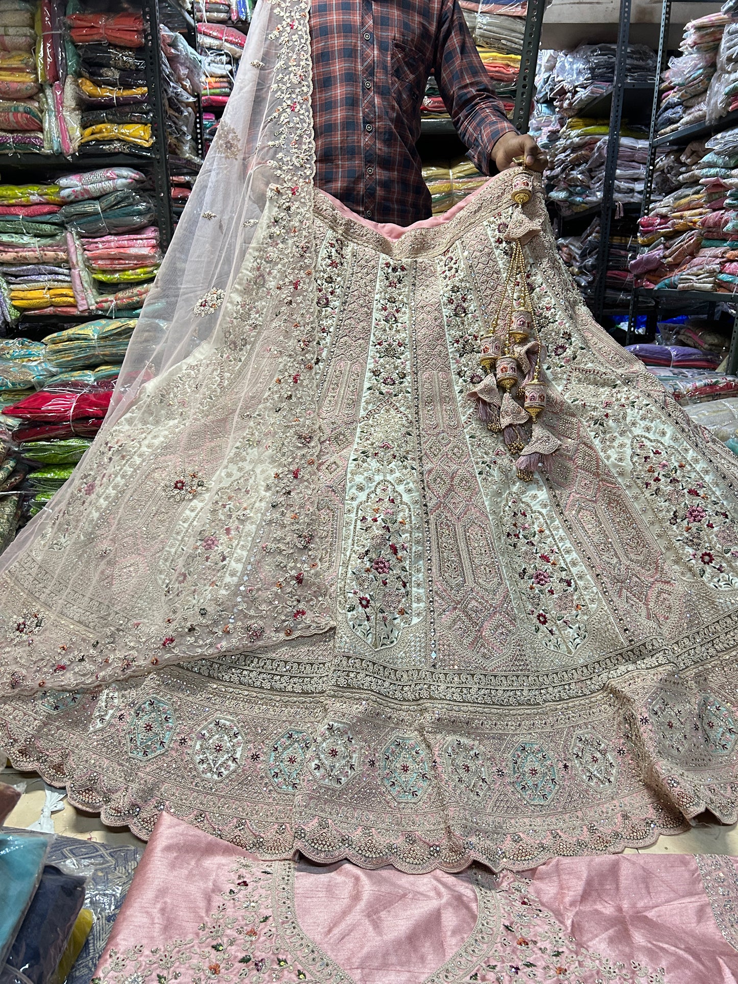 Hermosa lehenga rosa con vuelo intenso