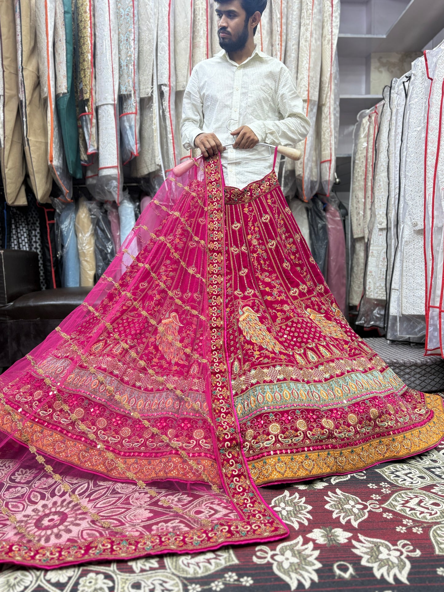 Preciosa lehenga nupcial de pavo real rosa Rani