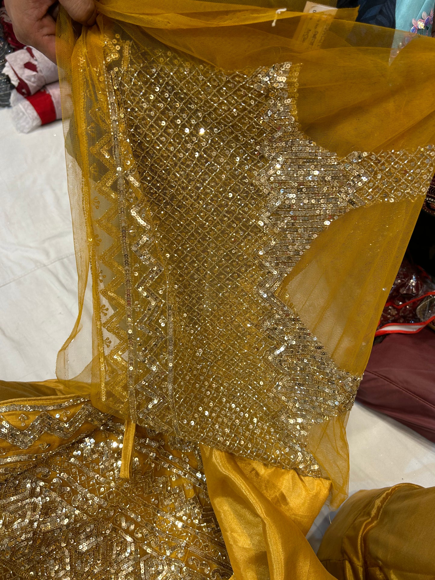 Lehenga dorada con mehendi haldi