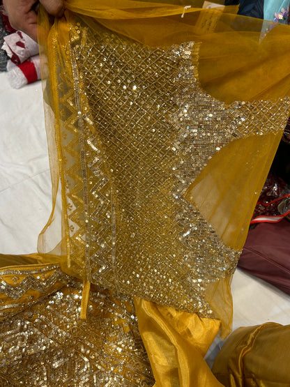 Lehenga dorada con mehendi haldi